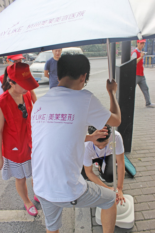 停车收费员收到杭州美莱爱心伞 感恩风雨中的